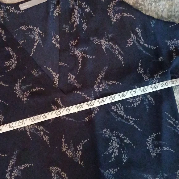 🔥🔥🔥Vince Spring navy blue floral henley blouse S - Picture 7 of 12